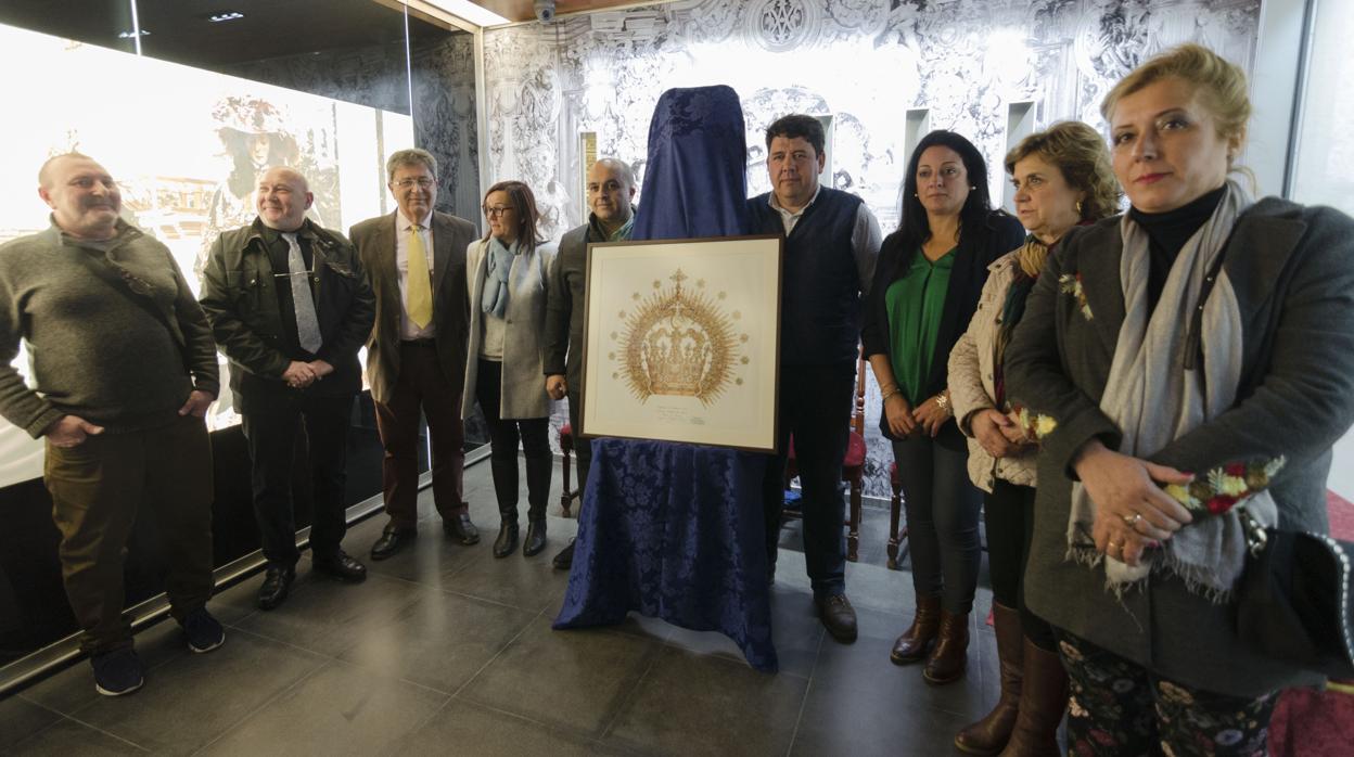 Los hermanos Delgado López presentan el boceto de la corona junto a la Comisión organizadora