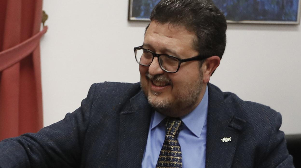 Juanma Moreno y Francisco Serrano, en la firma del acuerdo de investidura del primero