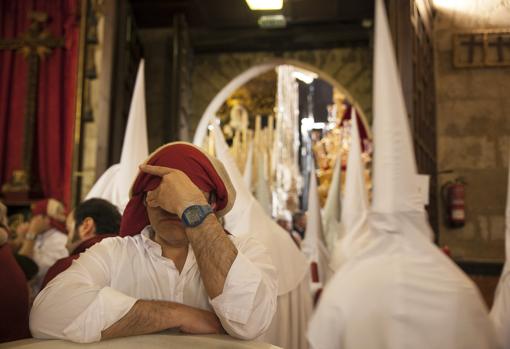 Costalero de la Sentencia antes de realizar su estación de penitencia