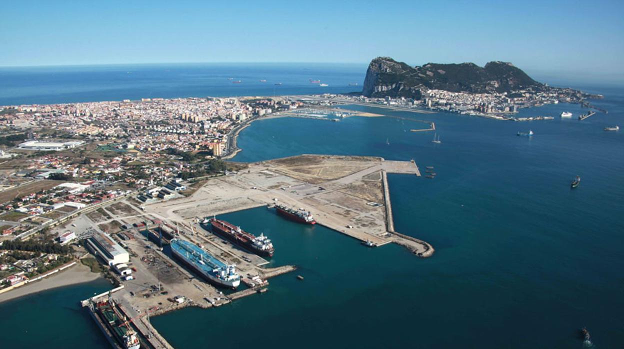 Imagen de las instalaciones portuarias de Campamento, donde están los astilleros