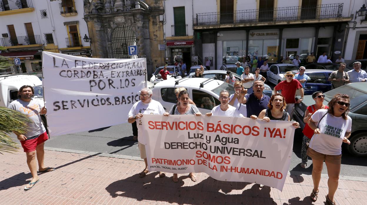 Parcelistas concentrados a las puertas del Ayuntamiento exigiendo servicios básicos