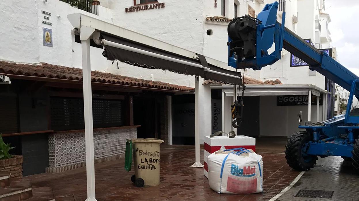 Bloques de cemento que la concesionaria de Puerto Banús está instalando en las terrazas que no pagan tasas de ocupación