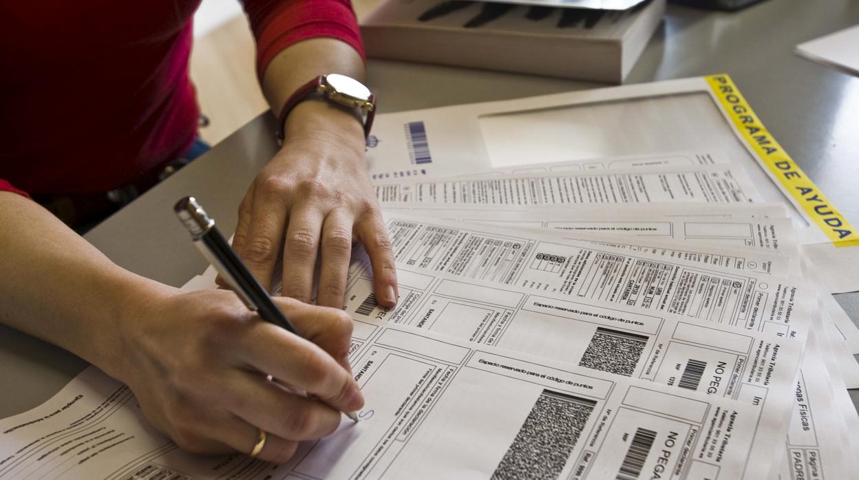Una contribuyente con su declaración de la renta