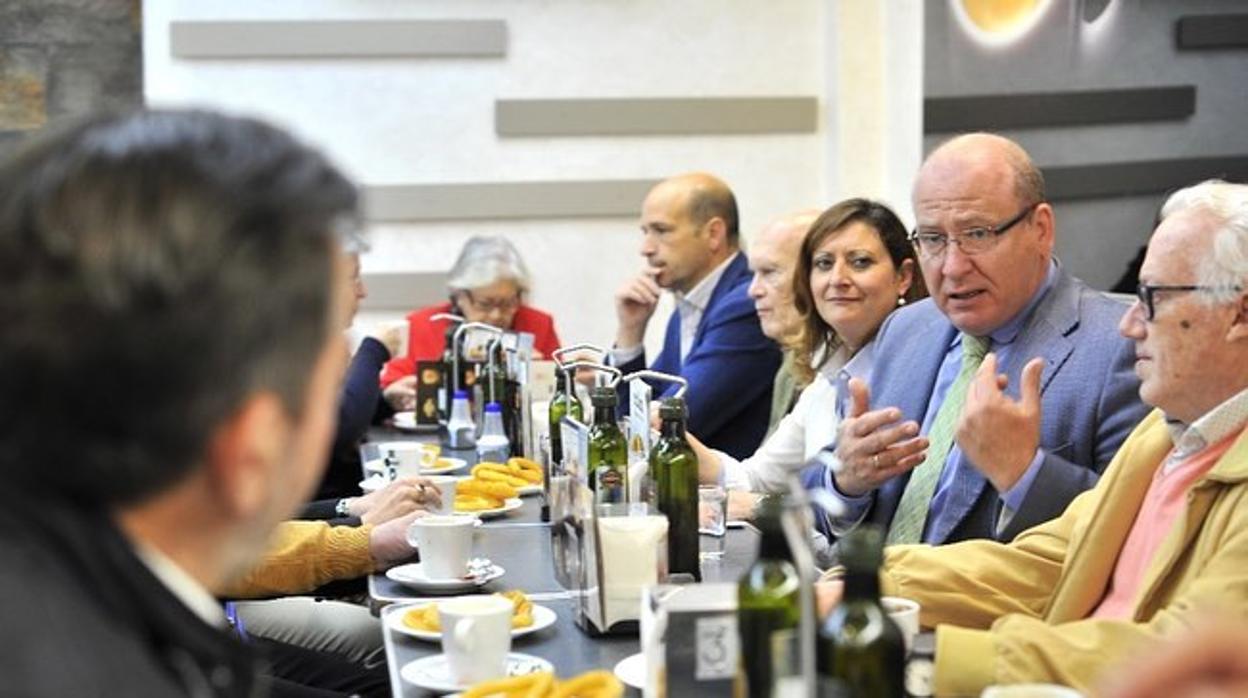 El alcalde de Jaén ha mantenido hoy una reunión con asociaciones de mayores