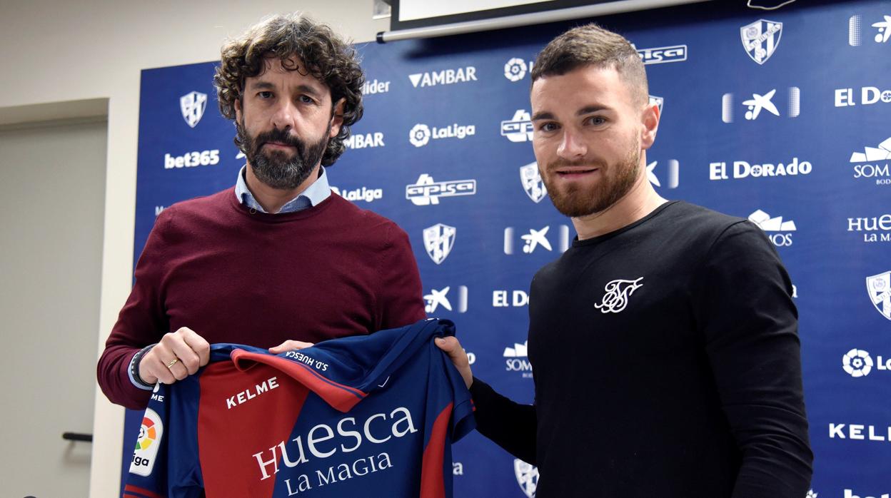 Emilio Vega, en la presentación de Javi Galán como jugador del Huesca