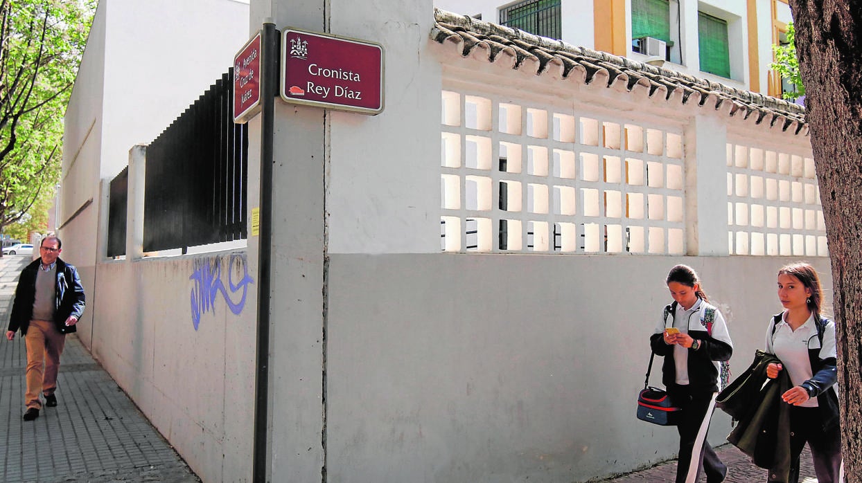 Placa con el nombre de la calle Cronista Rey Díaz