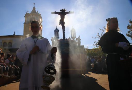 Bello contraluz del Cristo de la Oración y Caridad, en su salida