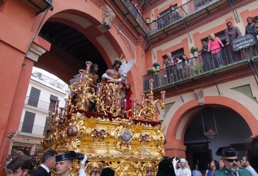 El Señor de las Penas, de la Esperanza, entrando a la Corredera