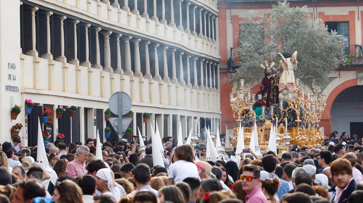 La Oración en el Huerto avanza en una atiborrada plaza de la Corredera