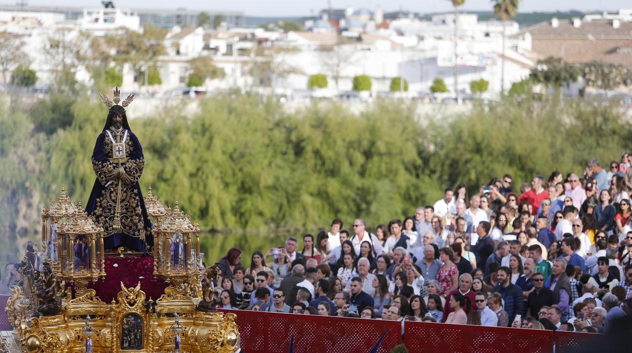 El Rescatado a su paso por carrera oficial el Domingo de Ramos