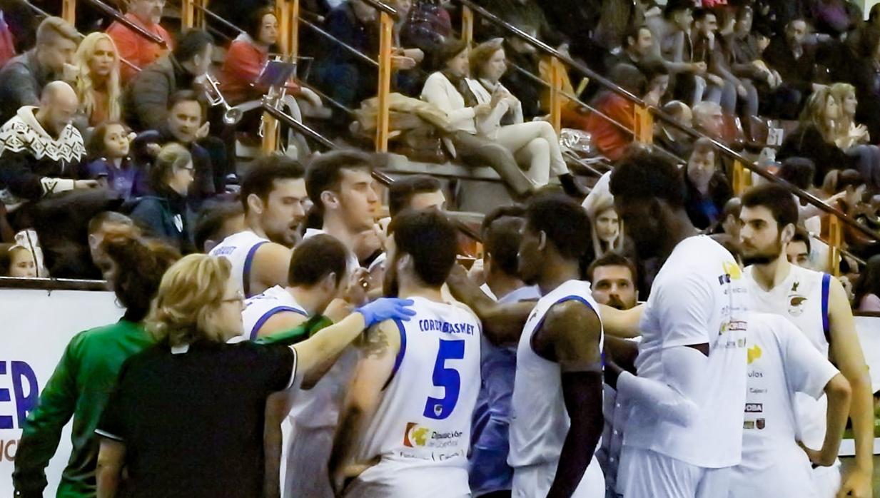 La plantilla del Muser Auto Cordobásket en una tiempo muerto