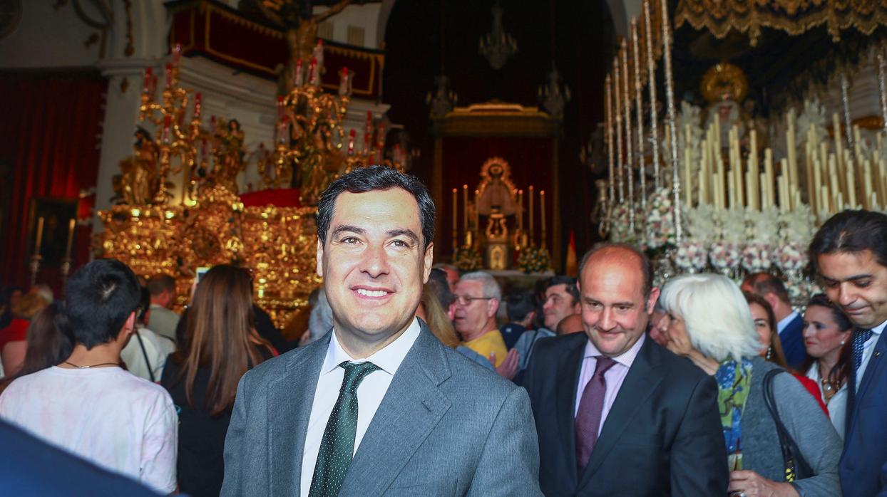 Juanma Moreno en Cádiz, donde pasó el Lunes Santo