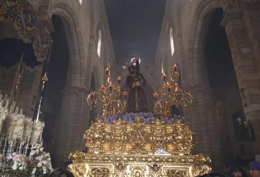 El Calvario sale de su templo ÁLVARO CARMONA