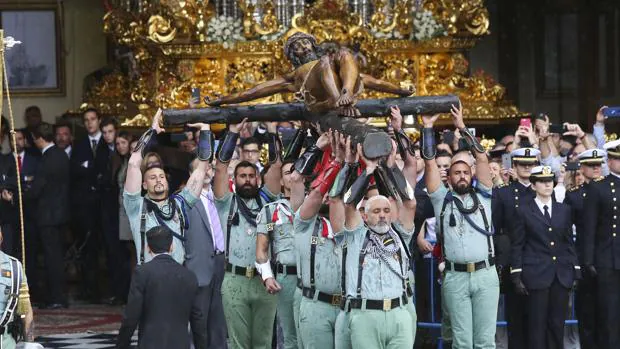 La Legión desafía al tiempo en Málaga por el Cristo de la Buena Muerte