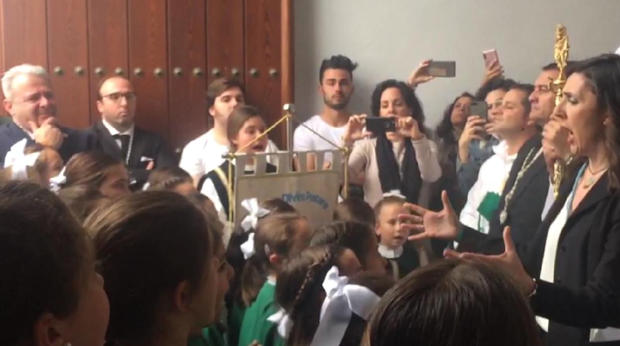 Así cantaron los niños de la escolanía a la Virgen de la Paz de Córdoba tras suspenderse su salida