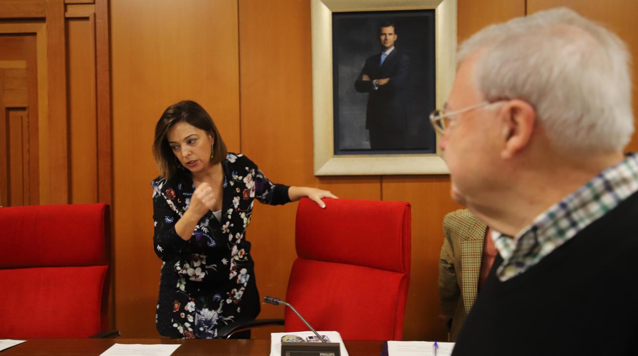 La alcaldesa, en un Pleno, con Emilio Aumente