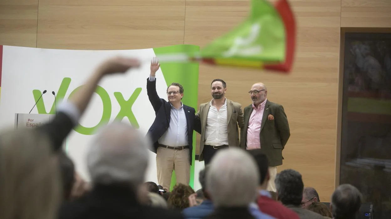 El candidato por Córdoba, a la izquierda, junto a Santiago Abascal en el mitin