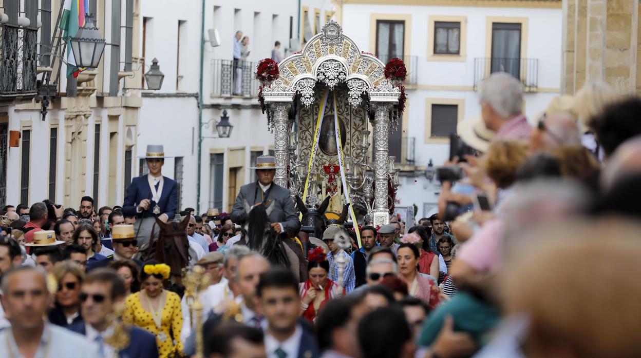 Salida de la hermandad del Rocío de Córdoba desde la ciudad, antes de iniciar su camino hacia la aldea