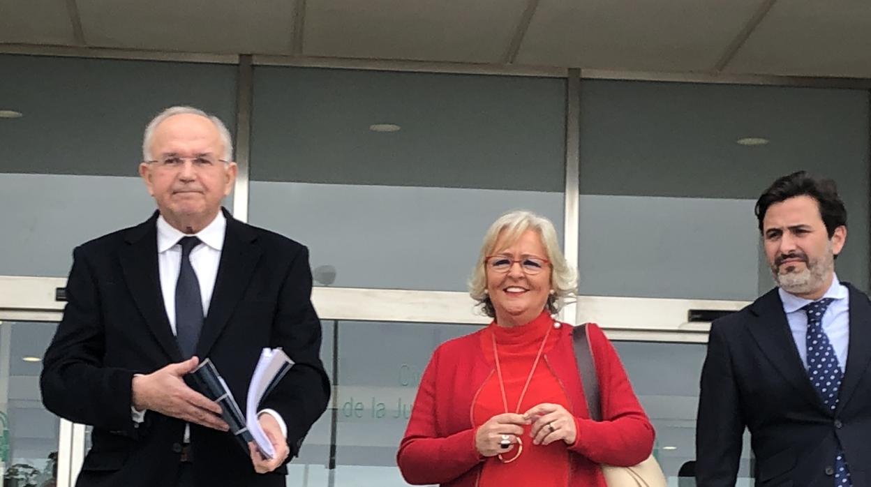 Teresa Porras al salir del juzgado con sus abogados