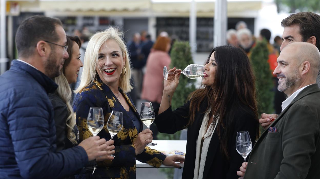 Un grupo de amigos disfruta del primer día de la Cata