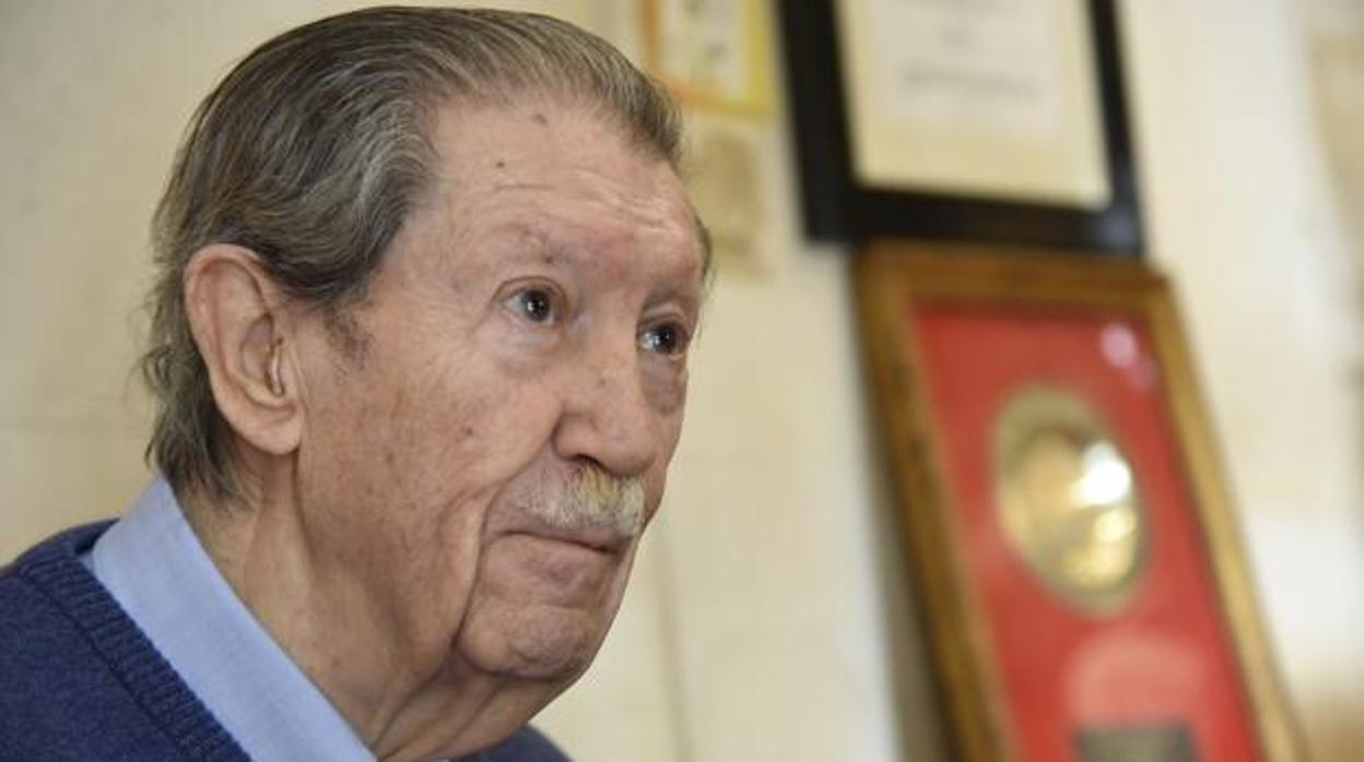 Manuel Alcántara en una de sus últimas apariciones antes de su fallecimiento