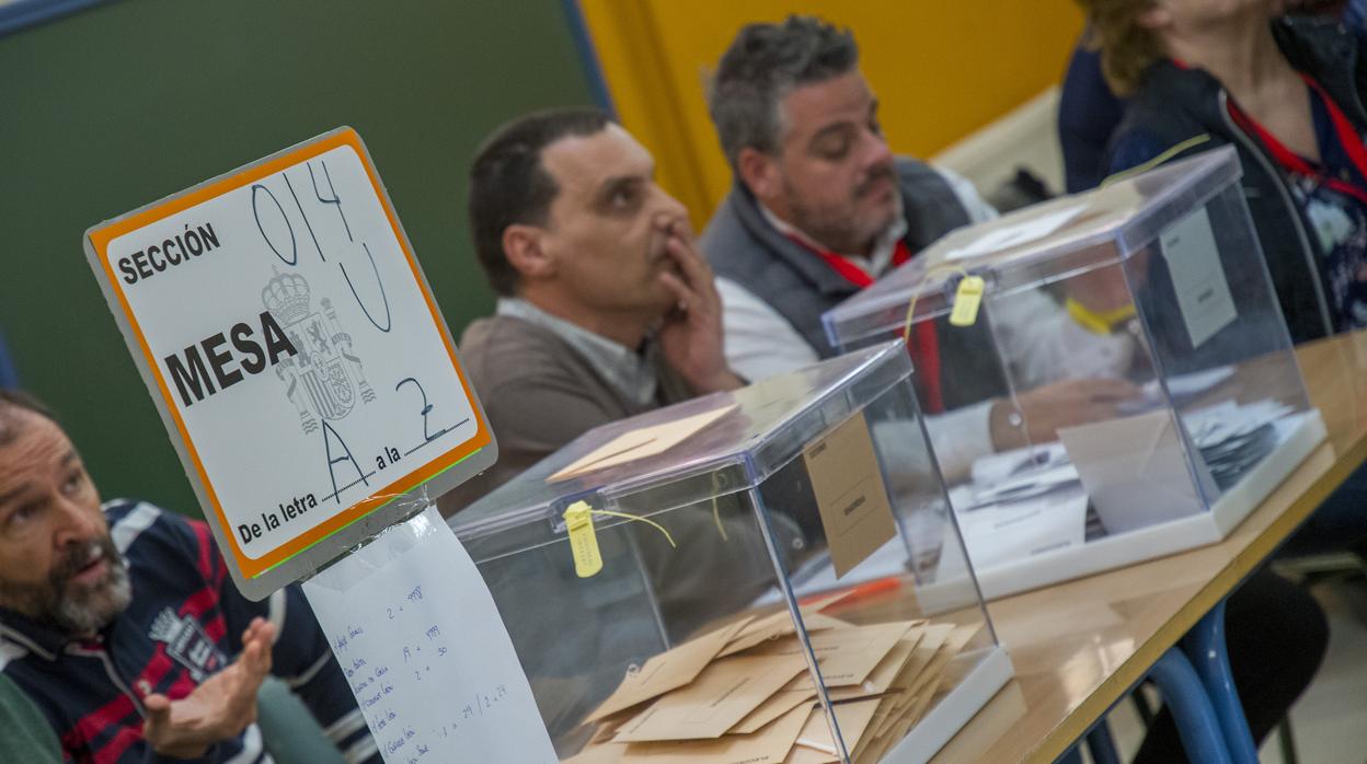 Ambiente en una mesa electoral este domingo en Sevilla