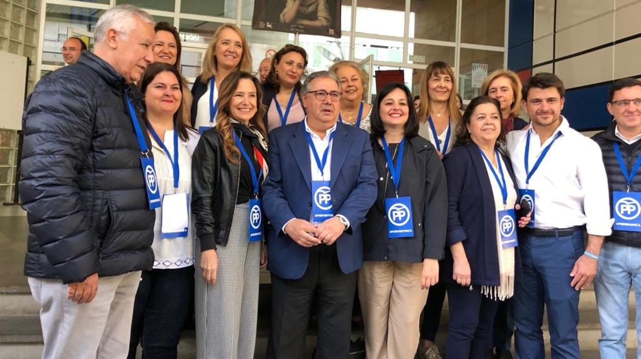 Teresa Jiménez Becerril junto a Juan Ignacio Zoido y compañeros del PP andaluz