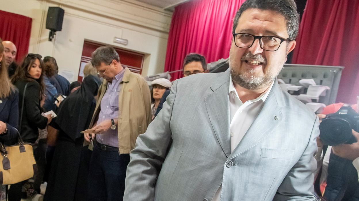 Francisco Serrano, votando esta mañana en Sevilla