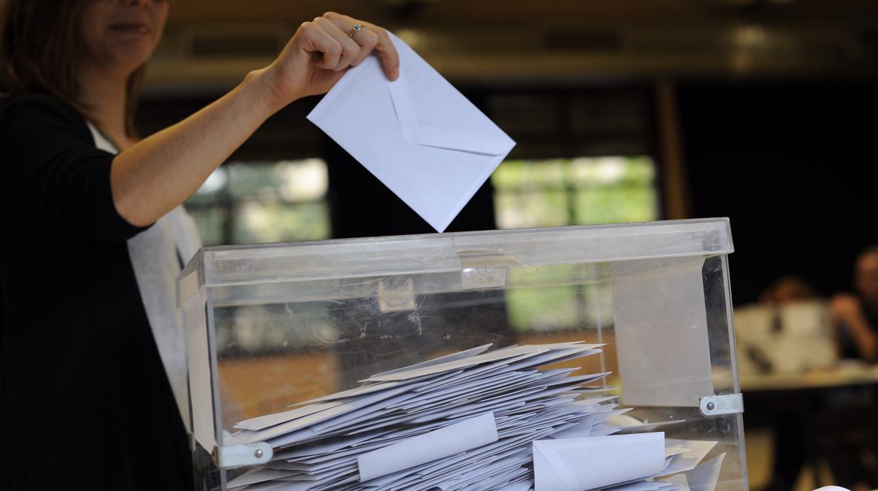 Una mujer deposita su voto en una urna