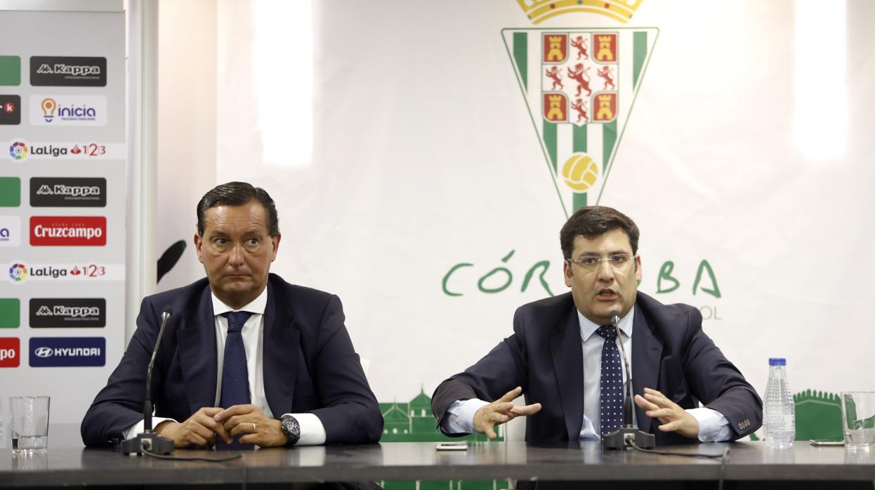 El presidente del Córdoba CF, Jesús León (d), junto al director general del club, García Amado