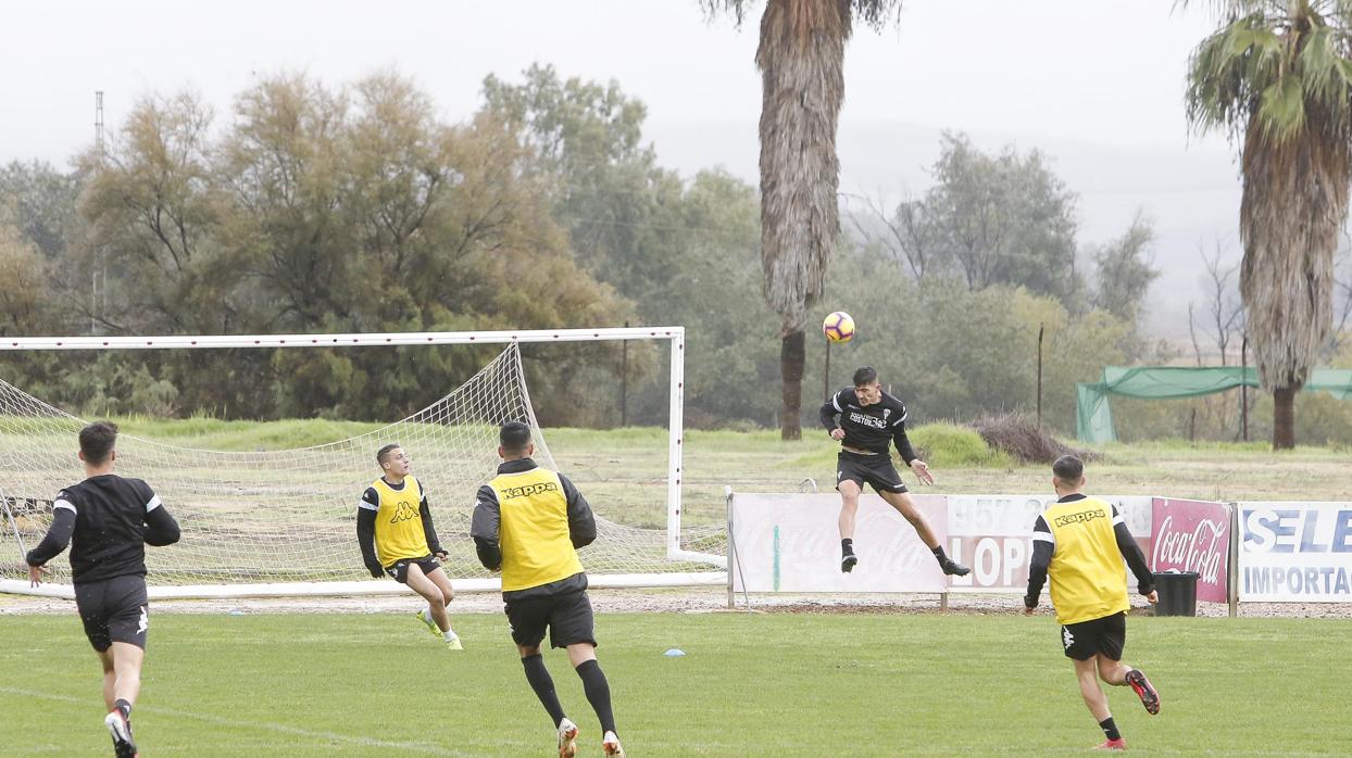 Loureiro golpea de cabeza durante un entrenamiento