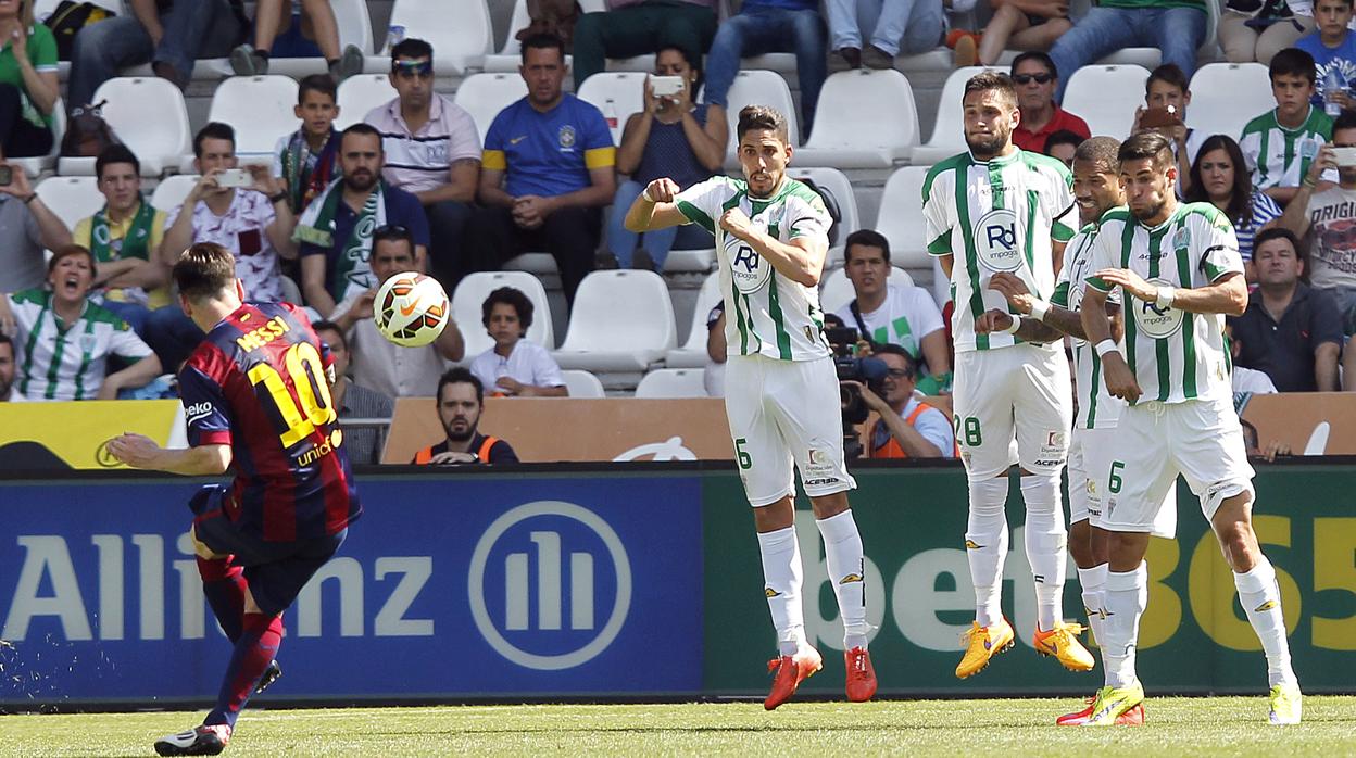 Messi lanza una falta al Córdoba CF en el 0-8 del Barcelona el 2 de mayo de 2015 en El Arcángel