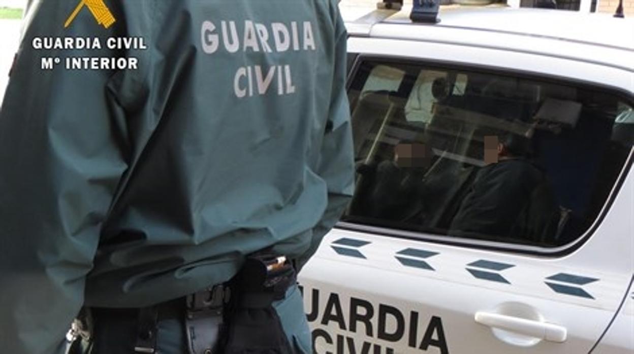Un agente de la Guardia Civil junto a un vehículo del Instituto Armado