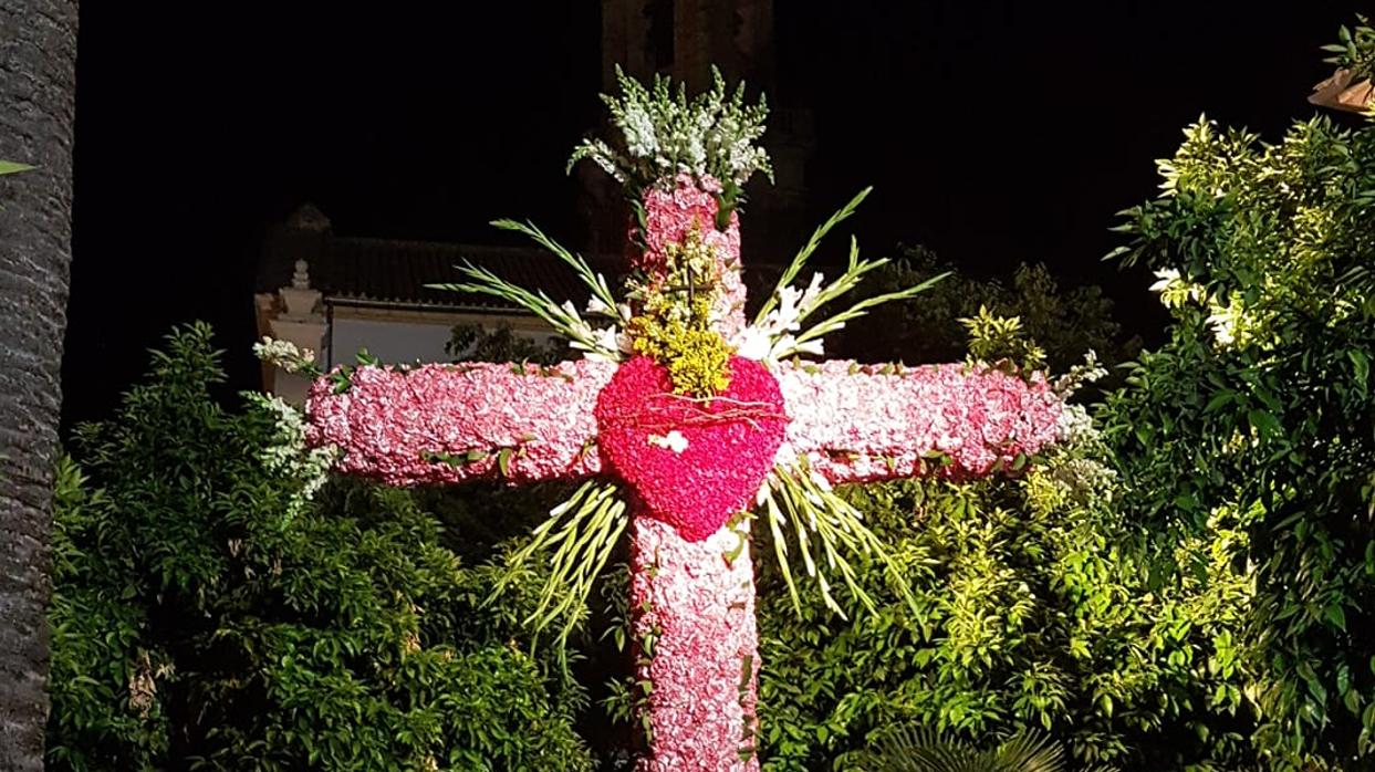 Cruz de Mayo de la corporación de las Penas de Santiago del 2019, situada en la plaza de San Andrés