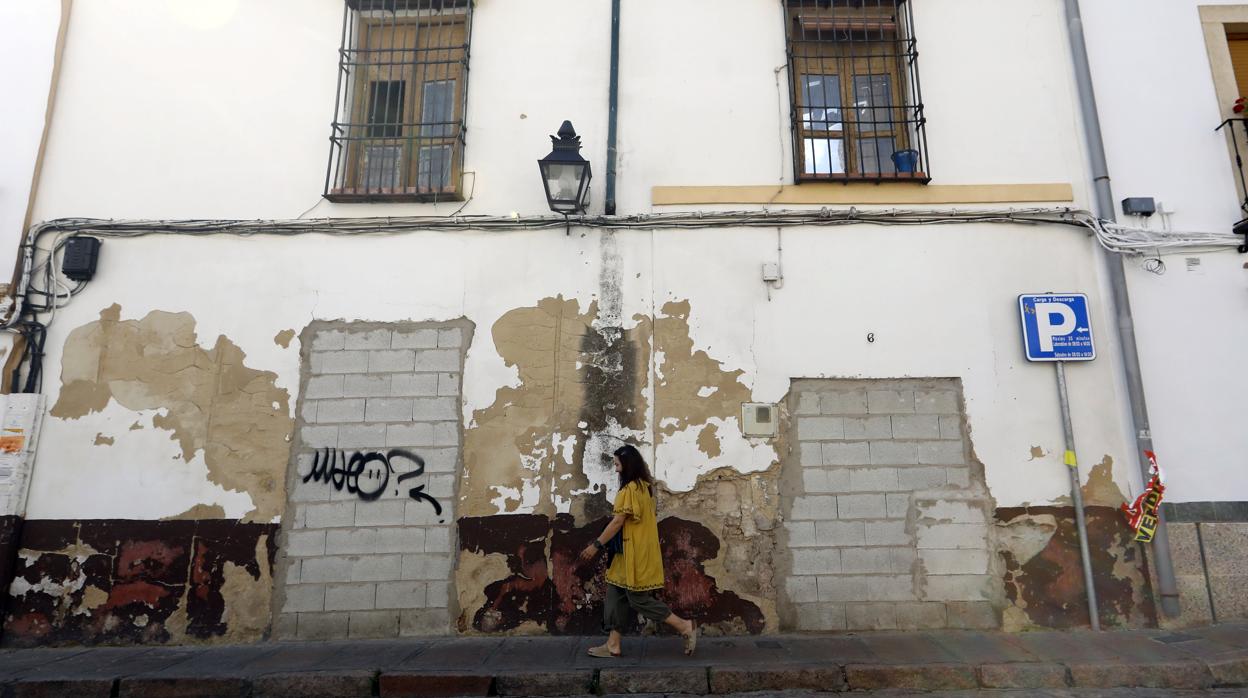 Un inmueble vacío y cerrado junto a la Plaza de San Agustín