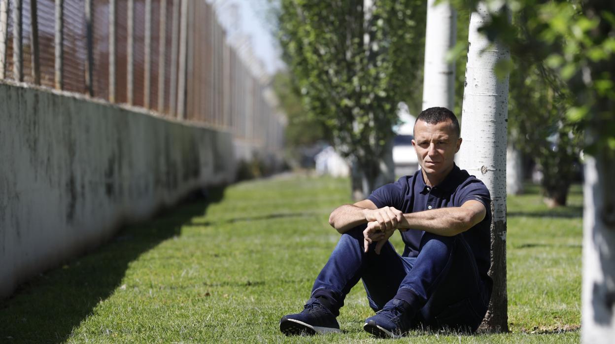 Díaz posa en un parque de la ciudad