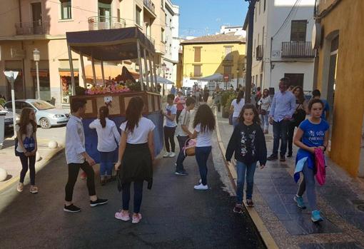 Los Chavicos recrean con todo detalle los tronos, incluso con palio.