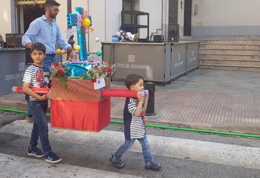 Dos pequeños portan a hombros su Chavico.