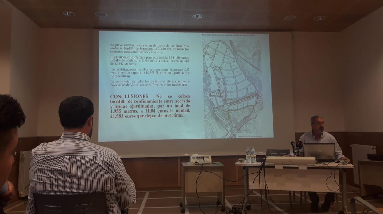 Francisco Araque explica en rueda de prensa una de las irregularidades detectadas