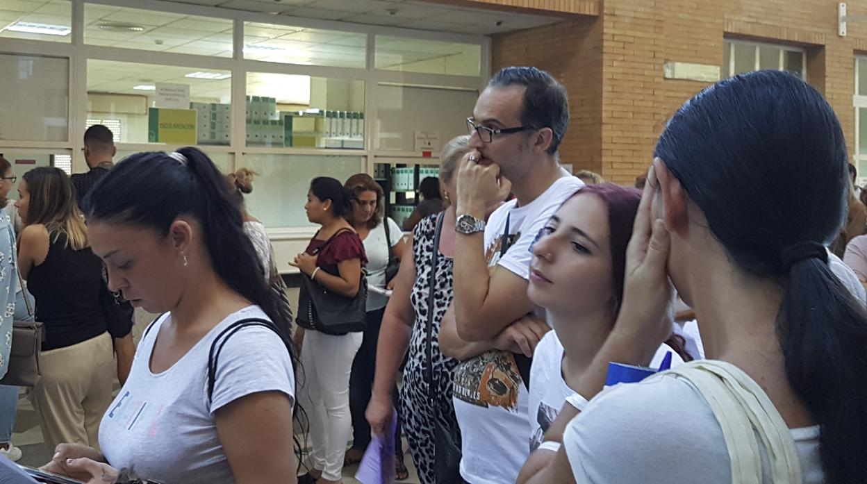 Colas en la Delegación de Educación de Sevilla para presentar reclamaciones por el proceso de escolarización