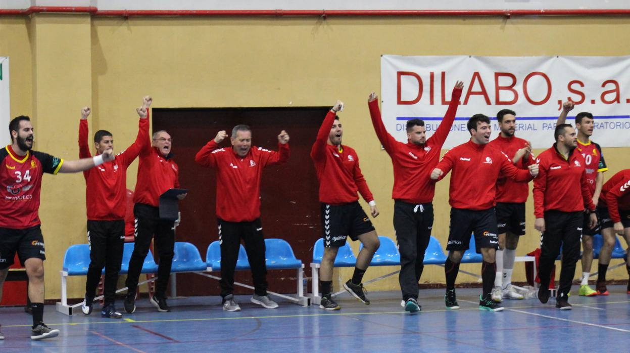 El banquillo de la plantilla del Cajasur Córdoba celebra un triunfo esta temporada
