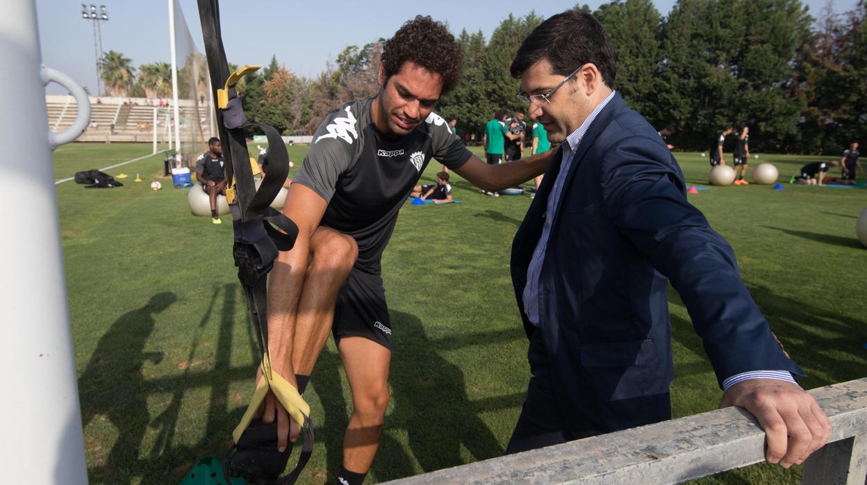 El presidente del Córdoba, Jesús León, con Quim Araujo
