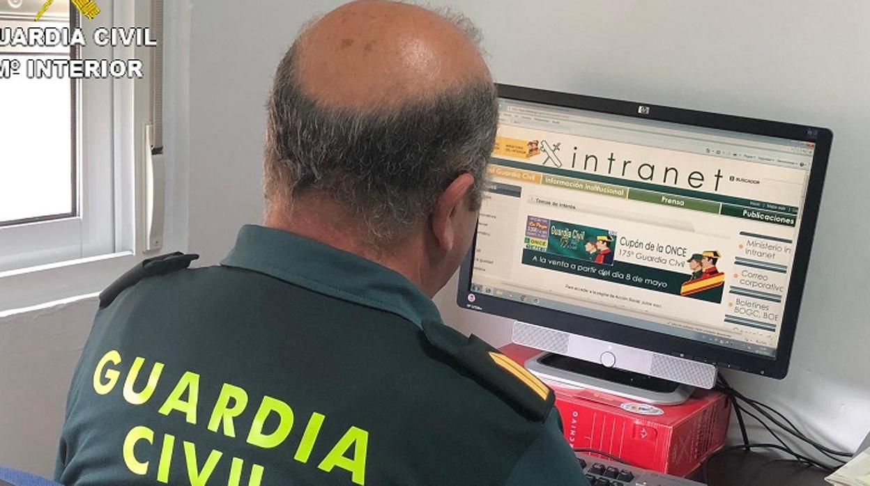 Un agente de la Guardia Civil revisando información