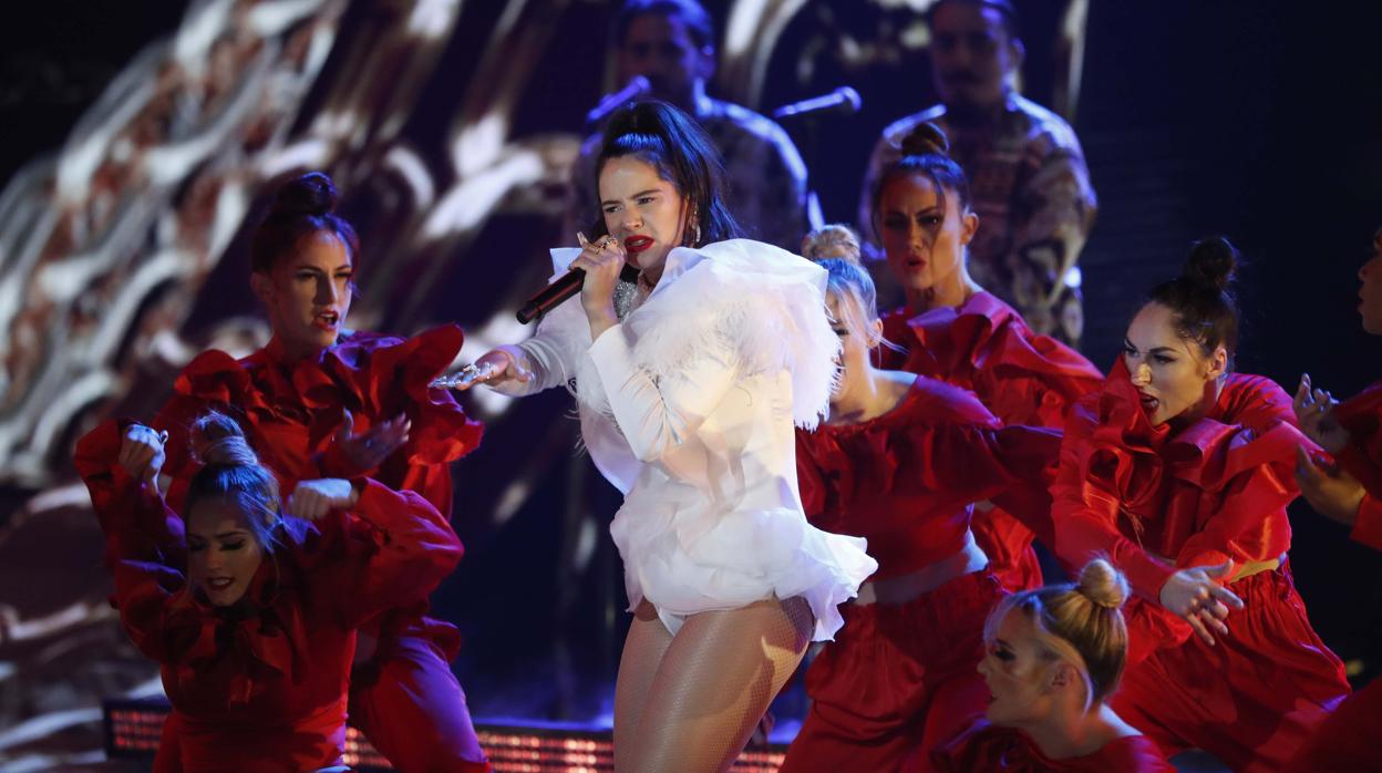 La artista catalana Rosalía durante uno de sus conciertos