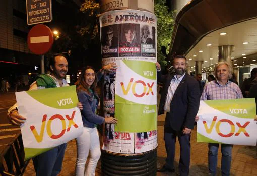 Los candidatos de Vox, con los carteles de esta campaña