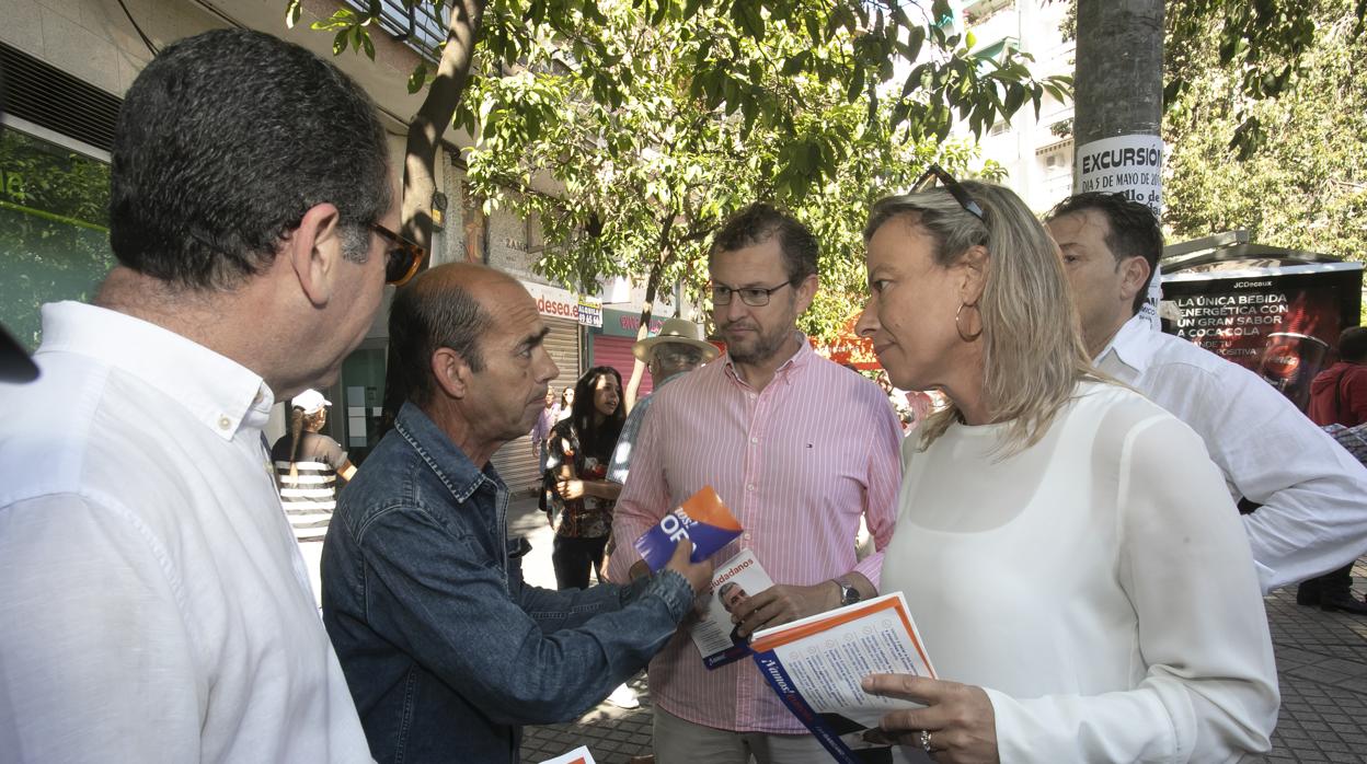 Isabel Albás reparte propaganda electoral a dos vecinos de Ciudad Jardín