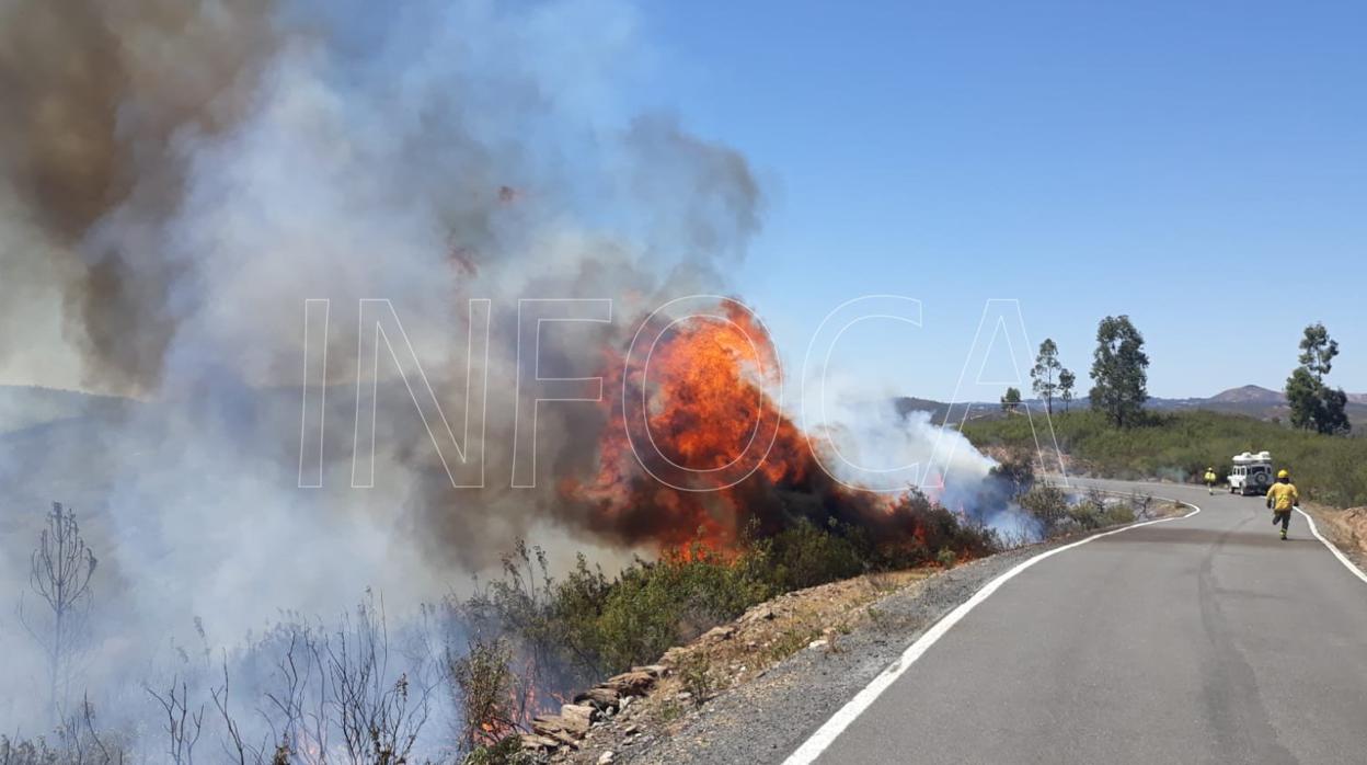 Un bombero se dirige al fuego en Berrocal