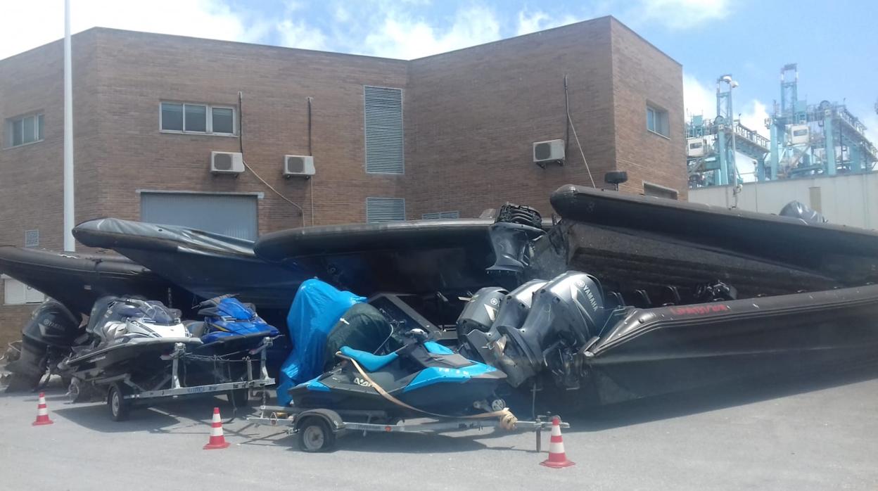 Algunas de las narcolanchas que se amontonan en el Puerto de Algeciras