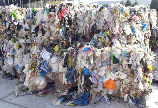 Millones de kilos de bolsas de plástico se acumulan en la planta de reciclaje de la Diputación de Granada, ubicada en Alhendín.