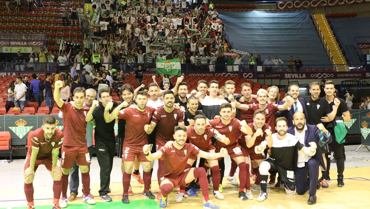 El Córdoba Futsal celebra la victoria junto a la afición desplazada
